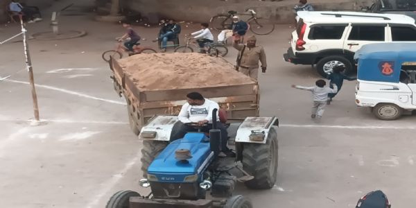 अवैध बालू लदा टैक्टर-ट्राली पकड़ी गयी