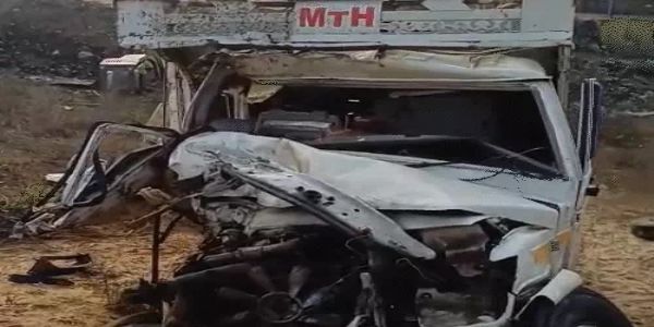 ट्रेलर-पिकअप की टक्कर के बाद लगी आग, चालक जिंदा जले