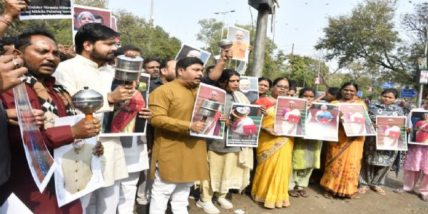 मप्र कांग्रेस ने केंद्रीय बजट को बताया ‘झुनझुना बजट’, हाथों में झुनझुना लेकर किया प्रदर्शन