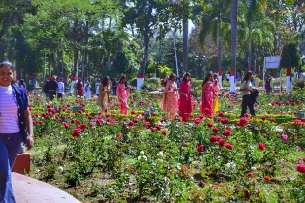 लोकभवन में मौजूद लोग