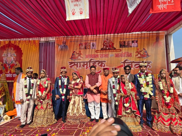 सामूहिक विवाह में जोड़ो के साथ भाजपा जिलाध्यक्ष