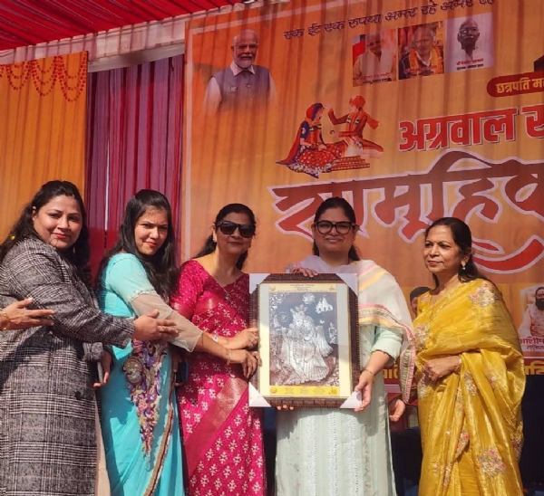 पालिका अध्यक्ष का सम्मान करती अग्रवाल सभा की महिलाएं