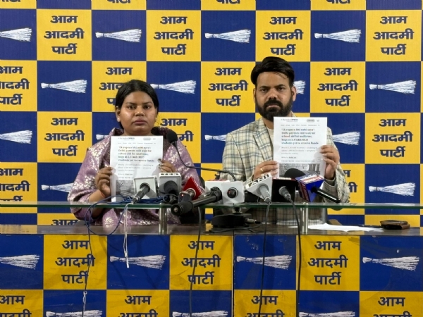 आआपा एमसीडी में सह प्रभारी प्रवीण कुमार और प्रीति डोगरा पत्रकार वार्ता को संबोधित करते हुए।