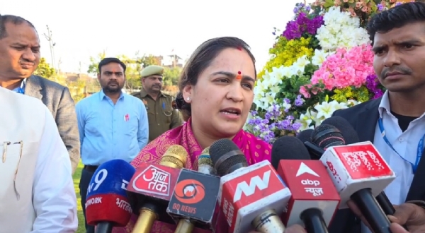 मीडिया से वार्ता करते हुऎ अपर्णा यादव मीडिया से वार्ता करते हुऎ अपर्णा यादव