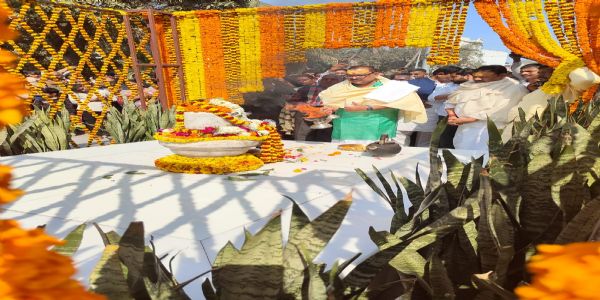 वाराणसी के अघोरपीठ क्रीं कुंड में मना महानिर्वाण व अभिषेक दिवस, लगा भक्तों का तांता