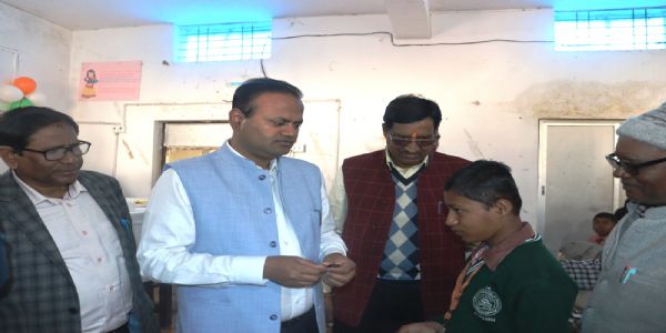 आजमगढ़ जिलाधिकारी ने बच्चों को दवा खिलाकर राष्ट्रीय कृमि मुक्ति दिवस का किया शुभारम्भ