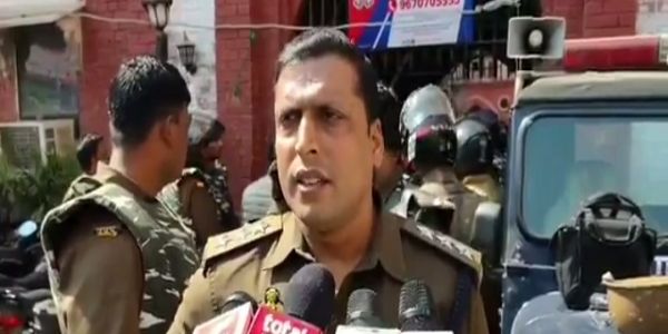 दालमंडी में ध्वस्तीकरण के वक्त मीडिया कर्मियों के आने-जाने पर रोक - एसीपी