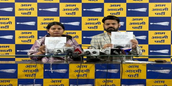 आआपा ने उठाया निगम स्कूलों के छात्रों को यूनिफार्म खर्च नहीं मिलने का मुद्दा