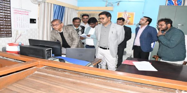 जिलाधिकारी ने तहसील का किया निरीक्षण, लापरवाही मिलने पर पेशकार को निलंबित करने के दिए निर्देश