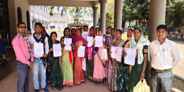 धमतरी : कोर्रा में नेटवर्क और पेयजल की समस्या, ग्रामीण कलेक्ट्रेट पहुंचे