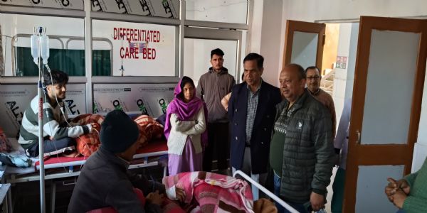 सीएमओ कांगड़ा ने किया डायरिया प्रभावित क्षेत्र का दौरा, जाना मरीजों का हाल चाल