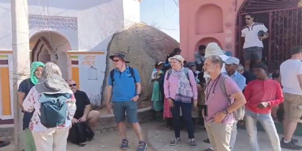 फ्रेंच नागरिकों ने सीतामढ़ी स्थित माता सीता मंदिर का किया भ्रमण