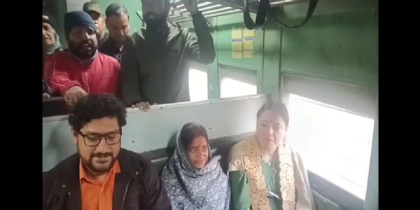 बोकारो पैसेंजर ट्रेन से आद्रा पहुंची विधायक अग्निमित्र पाल, रेल मंत्री का किया आभार व्यक्त