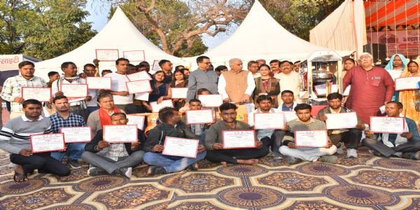 युवा और महिलाएं बनें रोजगार देने वाले, खादी बनेगी आत्मनिर्भरता की धुरी : मंत्री राकेश सचान