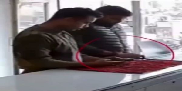 शोरूम से मोबाइल चोरी करते दो सिपाही सीसीटीवी में कैद, निलंबित