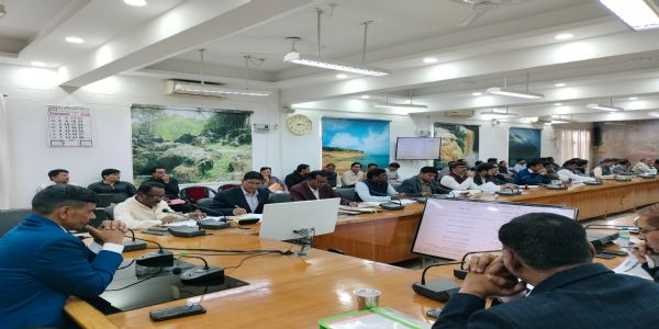 अधिशासी अभियंता का रोका वेतन, मंडलायुक्त बोले-बैठक में स्वयं उपस्थित हों