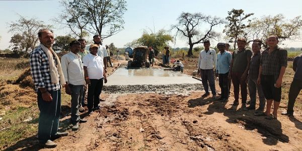 पन्ना : मिट्टी पर डाली जा रही सीसी सड़क, भुगतान पहले, निर्माण बाद में