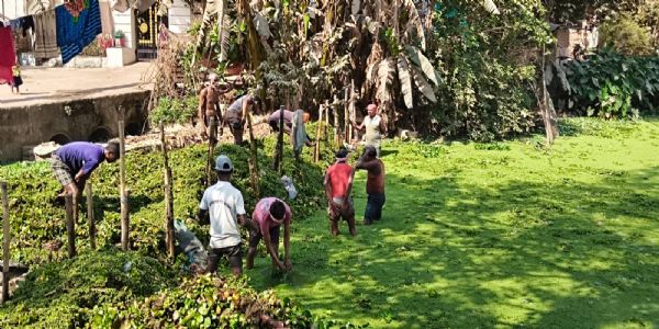 तालाब को स्वच्छ रखने और जल स्रोत बचाने रत्नाबांधा के ग्रामीणों ने चलाया स्वच्छता अभियान