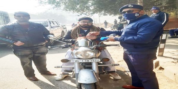 गुरुग्राम पुलिस ने 80 बुलेट पटाखा बाइक चालकों के काटे चालान