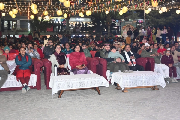 शास्त्रीय संगीत की स्वर लहरियों के बीच शास्त्रीय संगीत की स्वर लहरियों के बीच