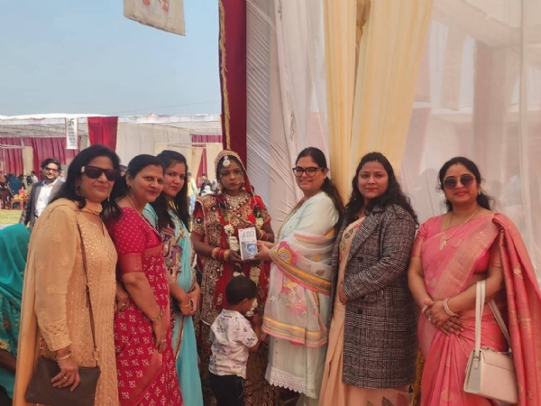 विवाहित जोड़े से भेंट करती नगर पालिका अध्यक्ष नेहा अवस्थी