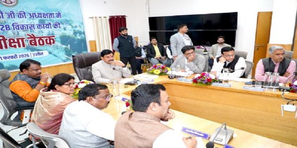 उज्जैन में सिंहस्थ 2028 के प्रस्तावित कार्यों की समीक्षा करते हुए मुख्यमंत्री मोहन यादव