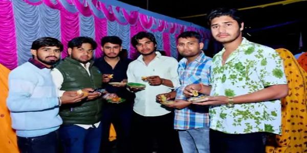 शादी समारोह में दोस्तों ने खाना खाते हुए एक साथ फोटो भी खिंचवाई