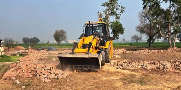सिरसा: ऐलनाबाद में अवैध निर्माण पर चलाया बुलडोजर