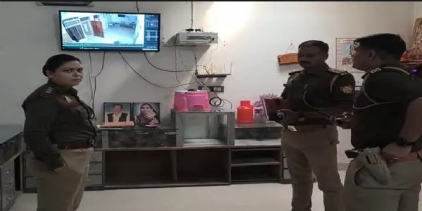 सूना मकान पाकर चाेराें ने की लाखाें की चाेरी