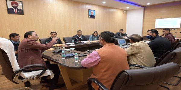 जिलाधिकारी ने आपदा प्रभावितों के रोजगारपरक योजनाओं को दी प्राथमिकता