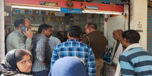 मोबाइल सेंटर में सेंधमारी, लाखों का सामान समेट ले गए चोर