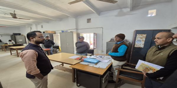 डीएम वैभव श्रीवास्तव ने दिघवारा प्रखंड सह अंचल कार्यालय का किया औचक निरीक्षण