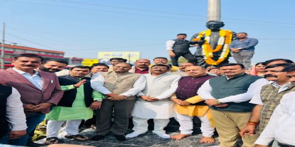 जबलपुरः भाजपा ने पं दीनदयाल उपाध्याय को शहर के सभी 1041 बूथों में कार्यक्रम आयोजित कर अर्पित की पुष्पांजलि