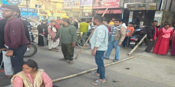 दखल दिहानी के विरोध में जयप्रकाश नगर के लोगों ने रातू रोड किया ढ़ाई घंटे जाम