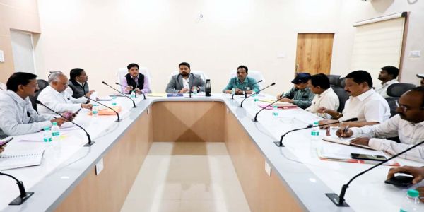 कोरबा : फ्लैगशिप योजनाओं में ढिलाई कतई स्वीकार्य नहीं, आयुक्त ने अधिकारियों को दिए कड़े निर्देश