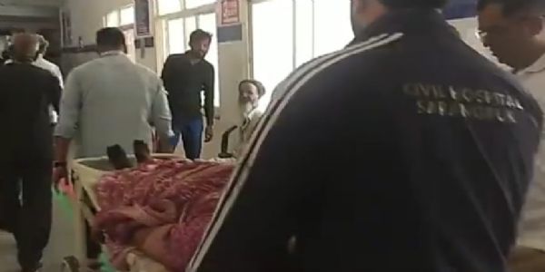 राजगढ़ःडिवाइडर से कार टकराने पर महिला की मौत, पति और बेटी घायल