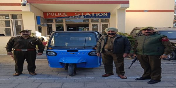जनीपुर पुलिस ने 5 लाख रुपये मूल्य का चोरी हुआ ई-रिक्शा किया बरामद