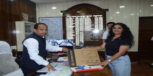 रायपुर : छात्रा ने जिला प्रशासन को दान की कंप्यूटर