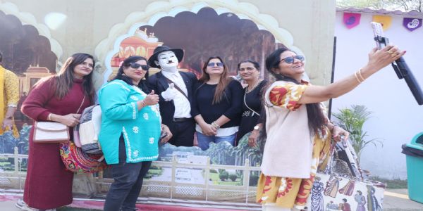 फरीदाबाद : शिल्प मेले में पर्यटकों का मन मोह रही बहुसांस्कृतिक छटा