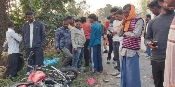 सड़क हादसे में घर लौट रहे पिता पुत्र समेत तीन की मौत