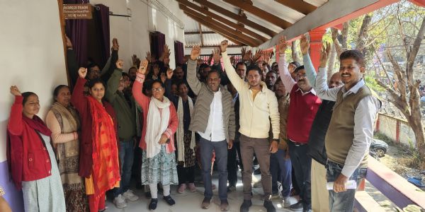 कुलपति की कार्यशैली से नाराज आरयू के कर्मियों ने शुरू किया कलमबद्ध हड़ताल