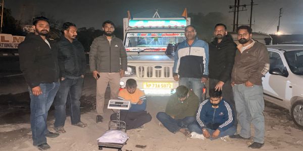 पिकअप गाड़ी से डेढ़ किलो चरस और नकदी बरामद, तीन गिरफ्तार