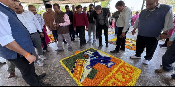चक्रधरपुर मंडल में सजा रंग-बिरंगा फ्लावर शो, पुष्प-पंखुड़ी रंगोली ने मोहा मन