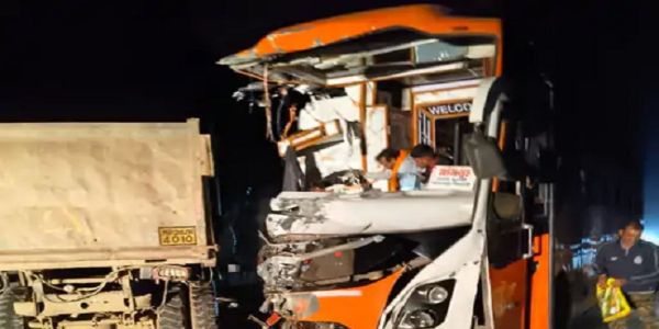 मप्र के पन्ना में केन नदी के पुल पर बस-डंपर की भिडंत, दोनों चालक समेत 20 से अधिक यात्री घायल