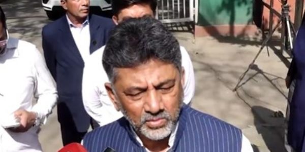 दिल्ली में सोनिया गांधी के आवास के बाहर पत्रकारों से बात करते डीके शिवकुमार