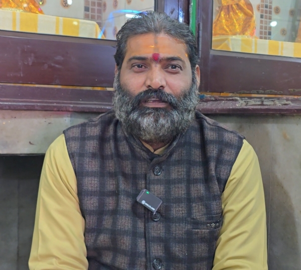 आचार्य पंडित कमलेश शास्त्री जानकारी देते हुए