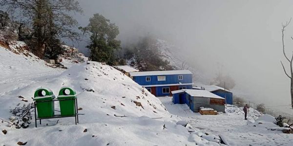 नेपाल के हिमालयी जिलों में बर्फबारी, भीषण ठंड में चुनाव स्थगित करने की मांग