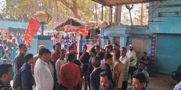 बामपंथियों ने हडताल के समर्थन में एसबीआइ के सामने प्रदर्शन किया