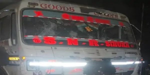 कटनीः हाइवा ने बाइक सवार दो युवकों को कुचला, गुस्साए ग्रामीणों ने चालक को पीटा, पुलिस पर किया पथराव