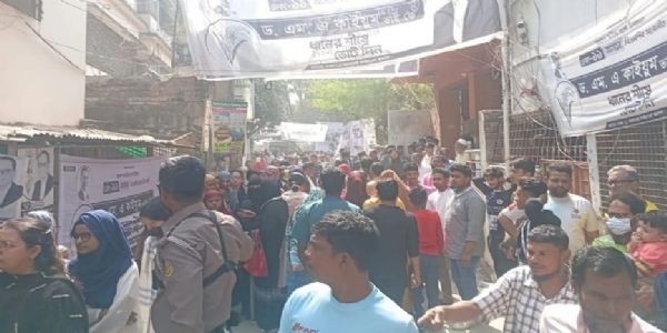 बांग्लादेशः पीठासीन अधिकारी ने ढाका-11 चुनाव क्षेत्र के केंद्र पर उमड़ी मतदाताओं की भीड़ पर उठाए सवाल